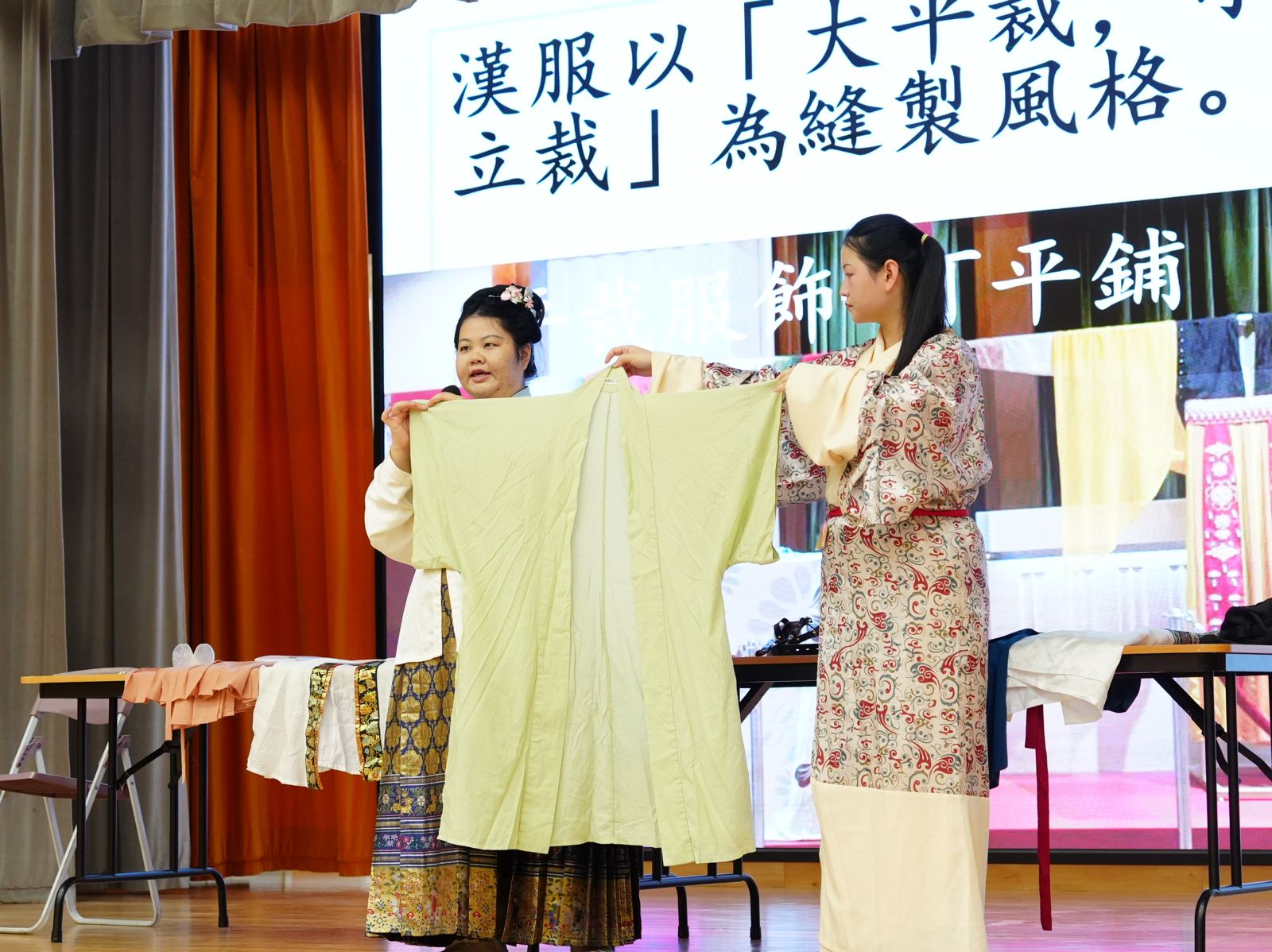 Interactive Performance on Traditional Chinese Costumes